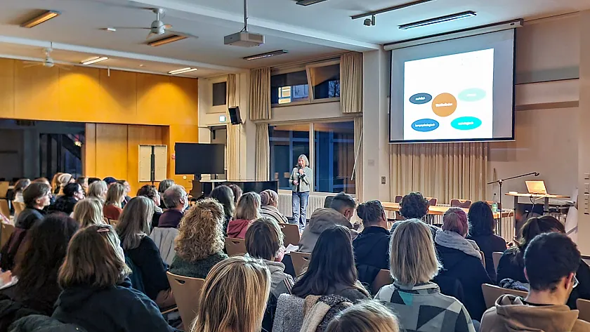 Professorin Susanne Viernickel steht im Landesinstitut für Schule vor ihrem Publikum