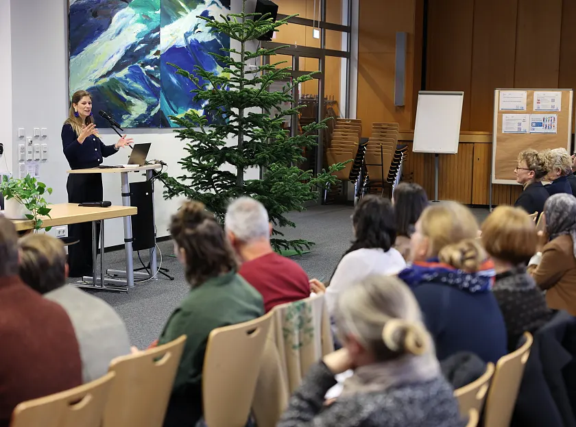 Staatsrätin Jennifer Müller-Wilckens spricht Grußworte