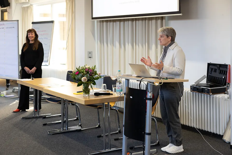 Claudia Dreyer begr&uuml;&szlig;t Fachtag-Teilnehmende