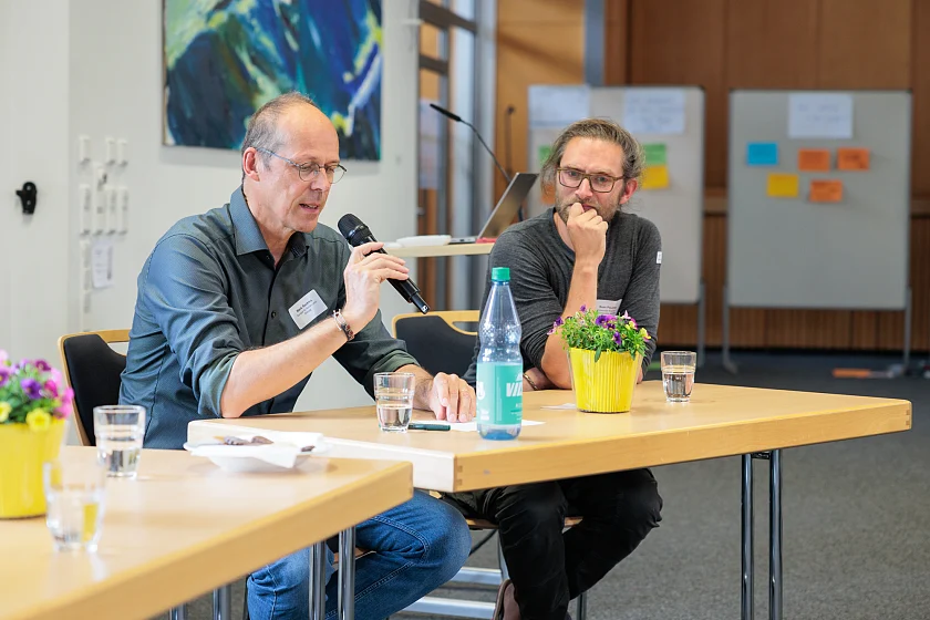 Senator Rackles im Podiumsgespräch während des Fachforums