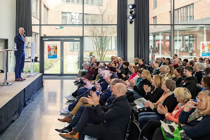 Staatsrat Klieme begrüßt Teilnehmende des Fachtags berufliche Bildung