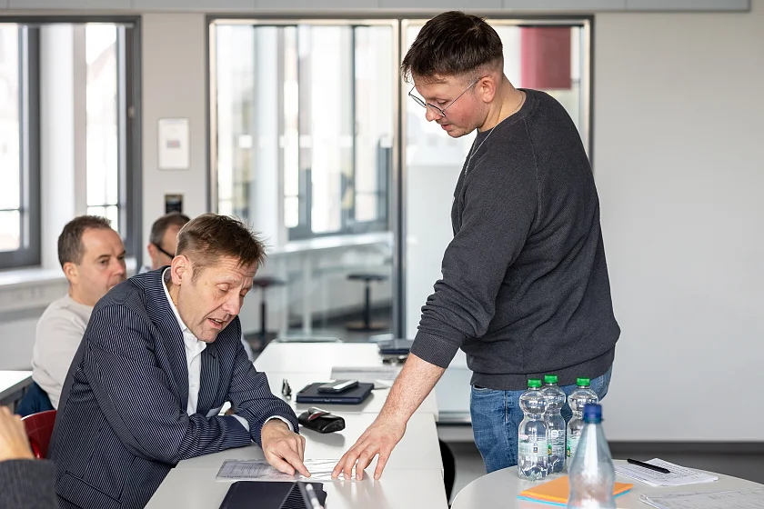 Fachtag berufliche Bildung: Schüler präsentiert Verfahren