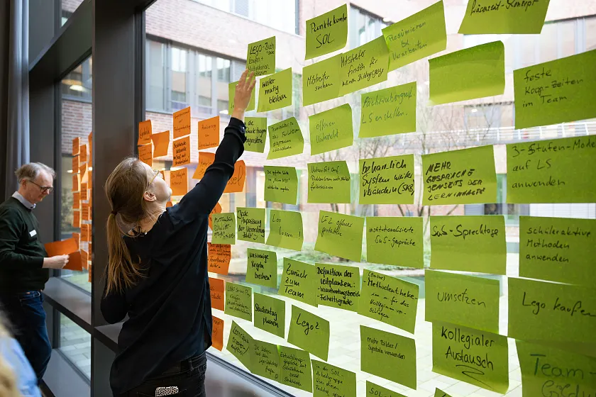 Fachtag berufliche Bildung: Karten mit Feedbacks bilden eine Collage