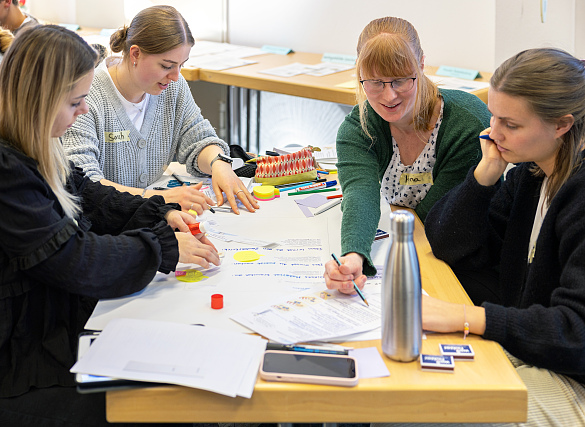 Referendarinnen arbeiten im Workshop zusammen