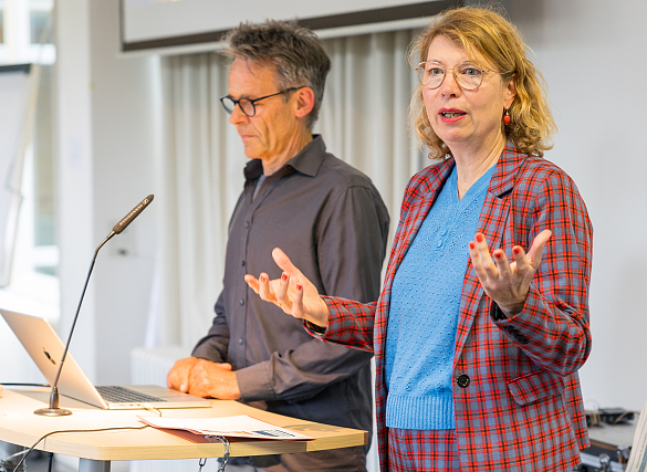 Britta Düsterhoff und Eckhardt Kreye halten einen Vortrag über KI und beantworten Fragen