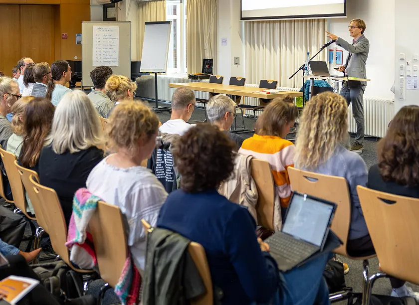 Teilnehmende der Klausurtagung mit Referent