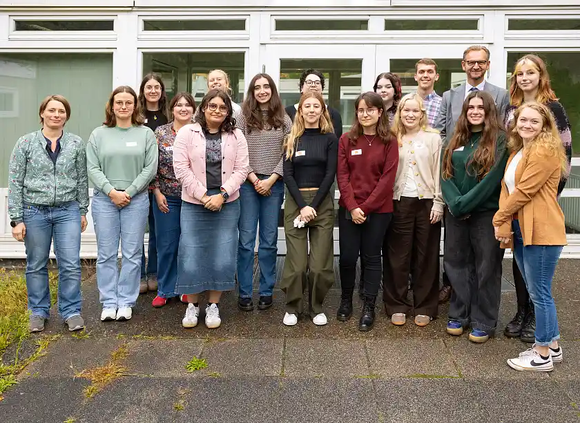 Gruppe der Fremdsprachenassistenzen mit Seminarleitung und LIS-Direktor vor dem LIS-Gebäude