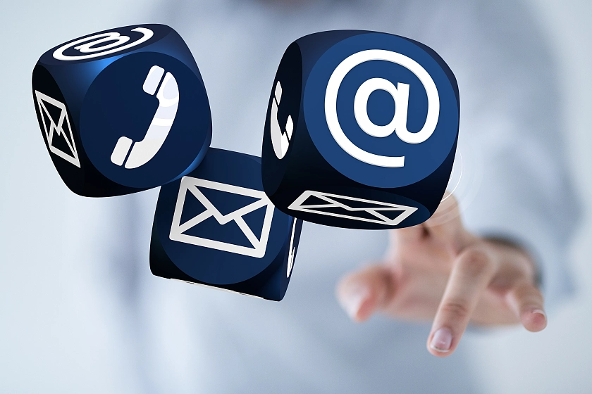 Würfel mit den Symbolen für Brief, Telefon und Mail