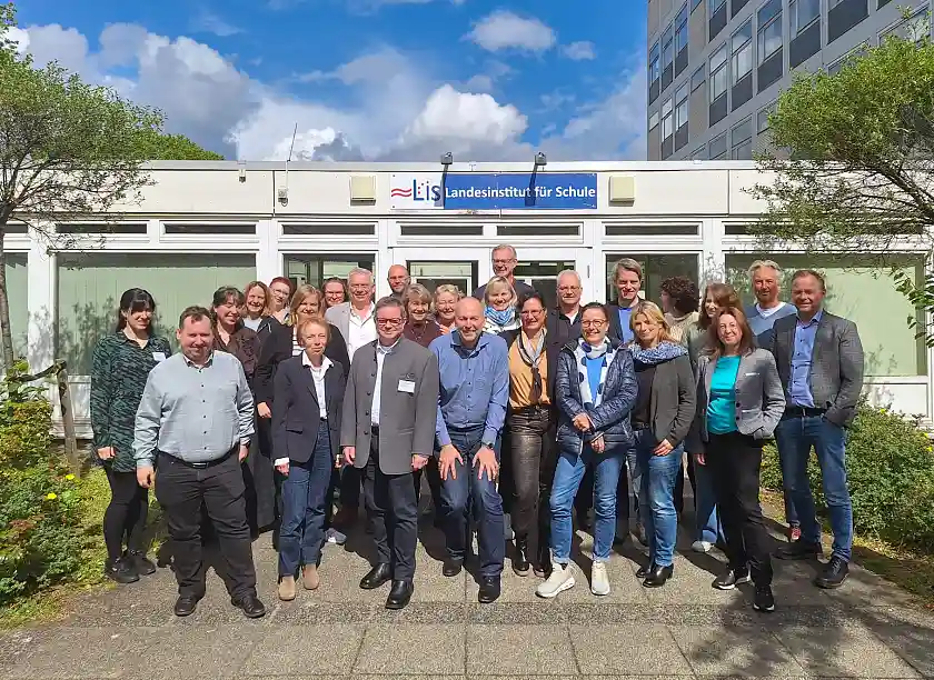 Gruppenfoto am LIS-Eingang