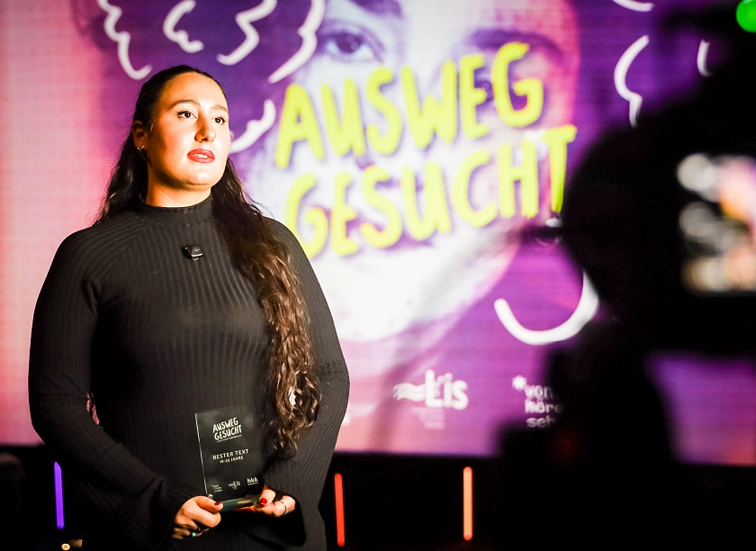 Preisträgerin auf Bühne