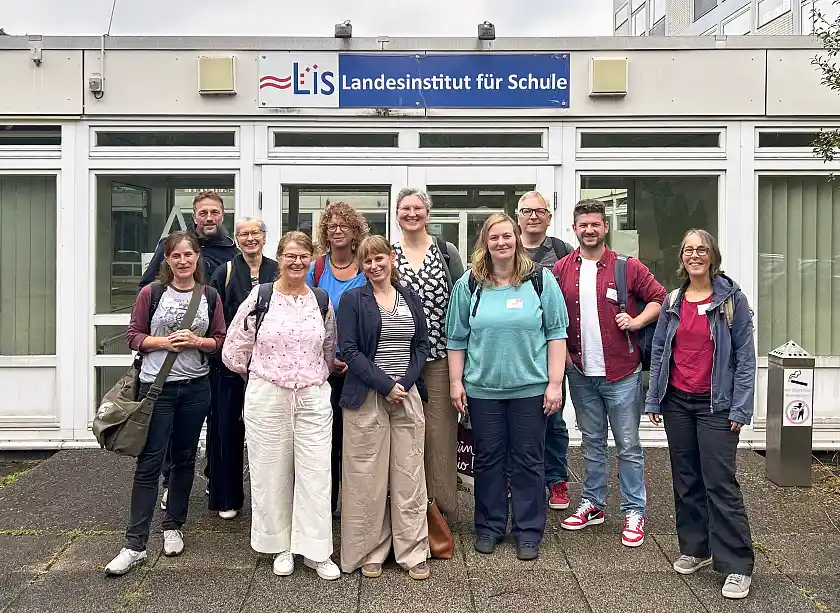 Teilnehmende der WiDu-Länderkonferenz vor dem LIS