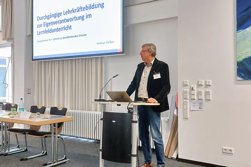 Helmut Klassen erl&auml;utert Bezug zum Referendariat