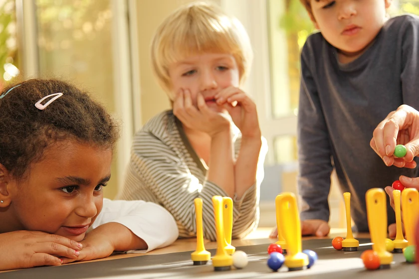 Bild 2 Haus der kleinen Forscher; Kinder spielen