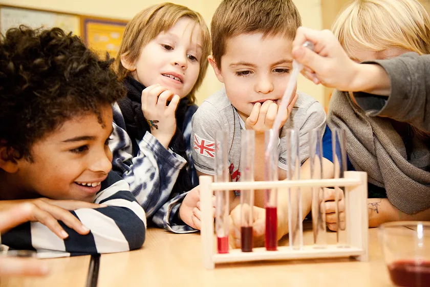 Bild 3 Stiftung Kinder forschen, Kinder machen Experimente