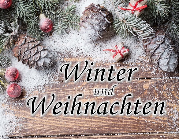Weihnachtliche Dekoration mit Tannenzapfen, Kugeln und Kunstschnee
