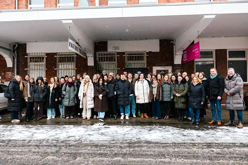 Mit großer Vorfreude blicken und die angehenden Lehrkräfte auf ihr Referendariat an den Bremerhavener Schulen. Schuldezernent Prof. Dr. Hauke Hilz (rechts im Bild) und Mitarbeitende des Schulamts freuen sich über die große Anzahl an Lehramtsanwärterinnen und -anwärter.