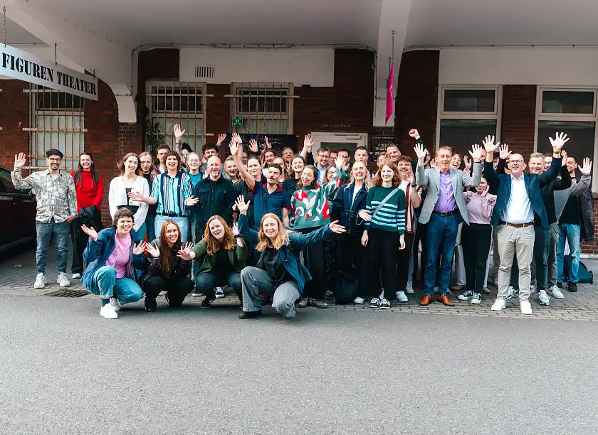 Gruppe vor dem Figurentheater Bremerhaven