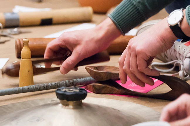 Lehrerhände mit alternativen Schlaginstrumenten