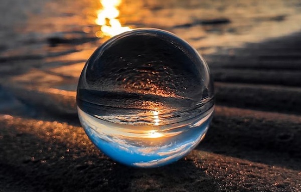Symbolbild mit Glaskugel am Strand