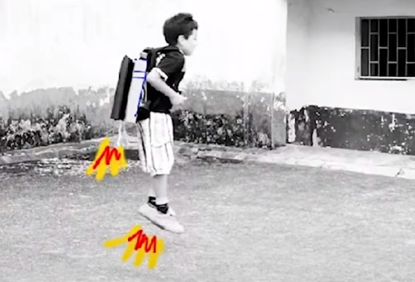 Symbolbild: ein Schwarzweißbild eines Jungen mit aufgemalten Flammen als Raketen