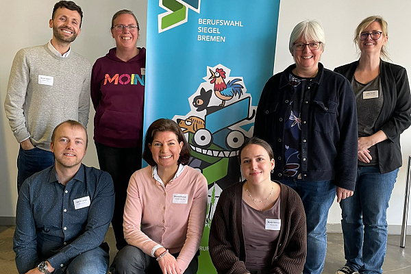 Gruppenfoto Nordverbund mit Aufsteller vom Berufswahl-SIEGEL Bremen