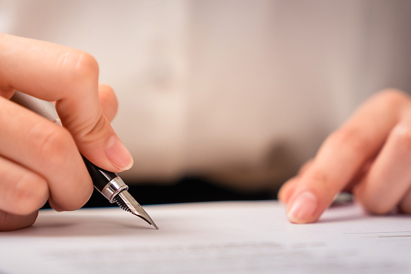 Hände mit Stift