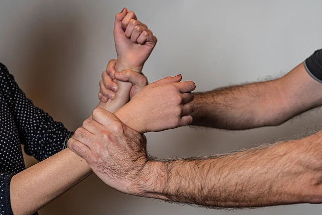 Arme werden festgehalten