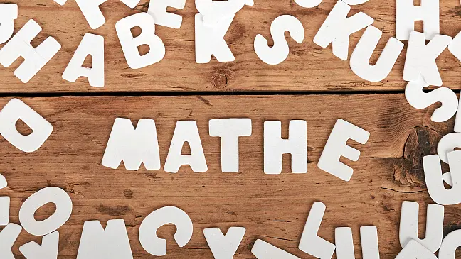 Buchstaben als Wort Mathe gelegt