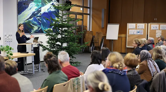 Staatsrätin Jennifer Müller-Wilckens spricht Grußworte