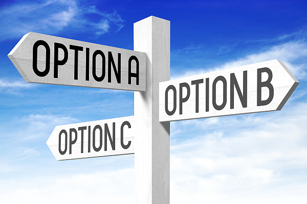 Pfahl mit drei Wegweisern: Option A, B oder C