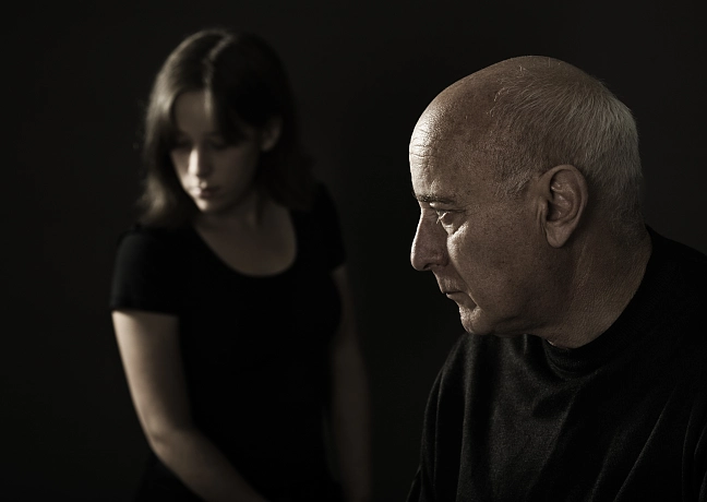 Ernstes Gespräch mit Jugendlichen