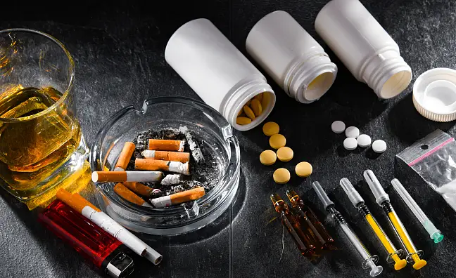 unterschiedliche Suchtmittel: Zigaretten, Tabletten, Spritzen