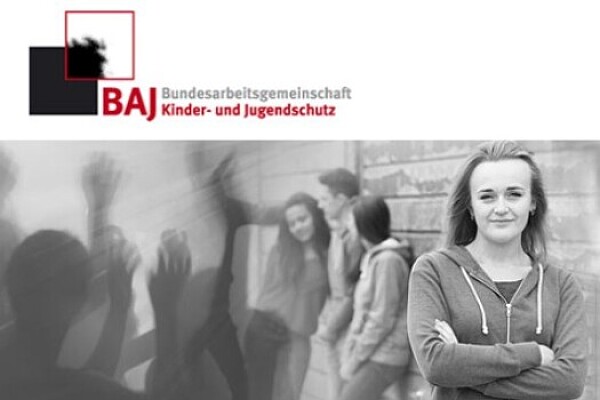 Kinder im Spiel, Foto in Schwarzweiß, darüber das LOGO der BAJ
