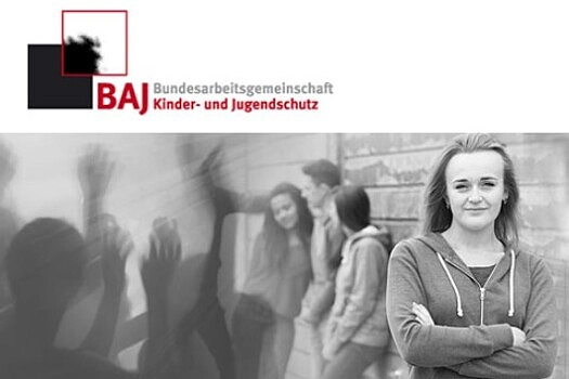 Kinder im Spiel, Foto in Schwarzweiß, darüber das LOGO der BAJ