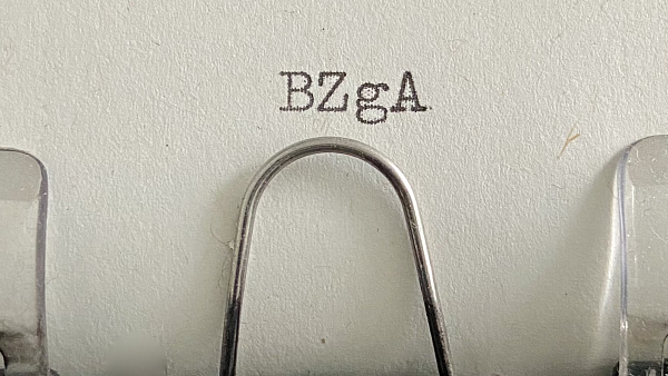 Blatt in Schreibmaschine mit Aufschrift BZgA