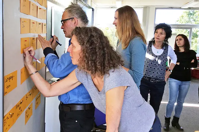 Lehrkräfte arbeiten an Flipchart