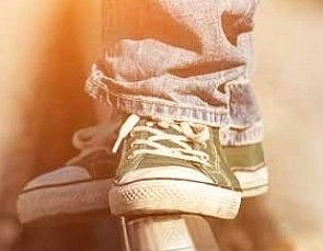 Balancierendes Kind auf Balken