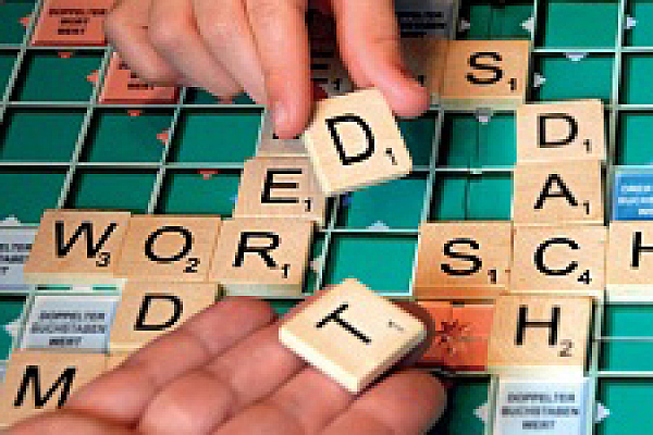 Kinder spielen Scrabble