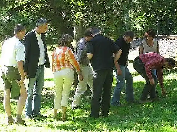 Eltern beim Spiel im Garten, Selbsthilfecharakter