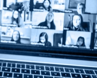 Symbolbild: Ein Bildschirm mit Kacheln aus einer Videokonferenz