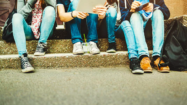 Schüler sitzen auf Treppe