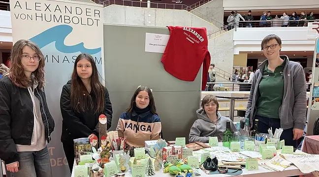 Verkaufsstand mit Schüler:innen und Lehrkraft