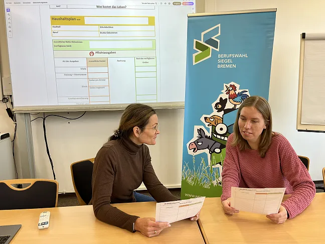 Aufsteller Berufswahl-SIEGEL mit zwei Lehrkräften