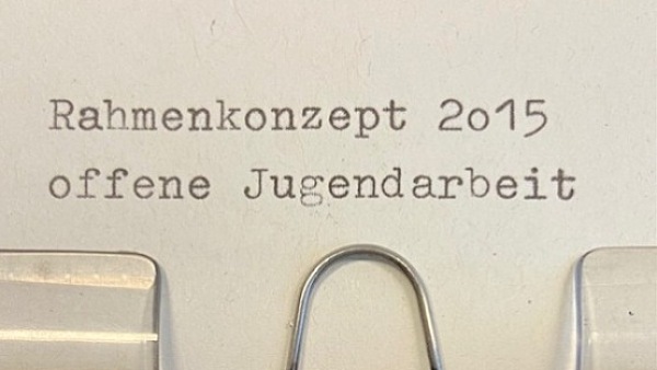 Maschine schreibt den Titel Rahmenkonzept