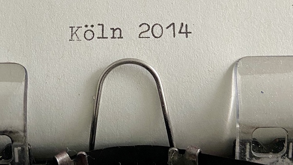 Papierbogen in Schreibmaschine mit der Aufschrift 2014