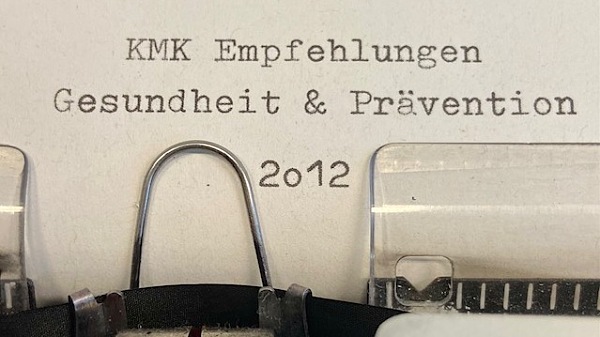 Maschine schreibt Titel KMK-Empfehlungen