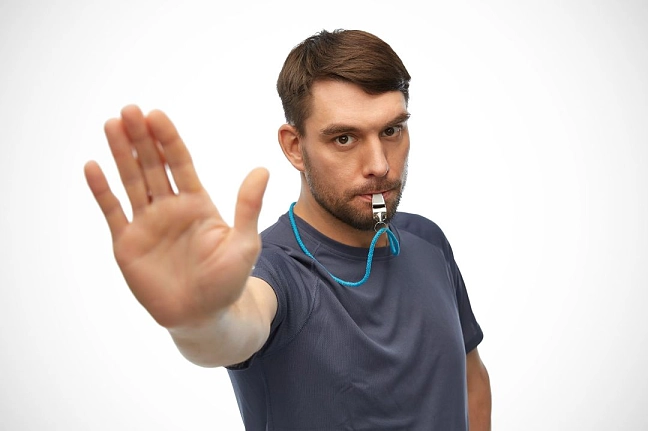 Mann mit Trillerpfeife