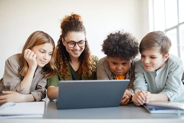 Schülergruppe mit Laptop