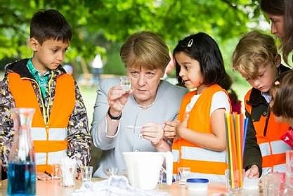 Angela Merkel mit kleinen Forschern