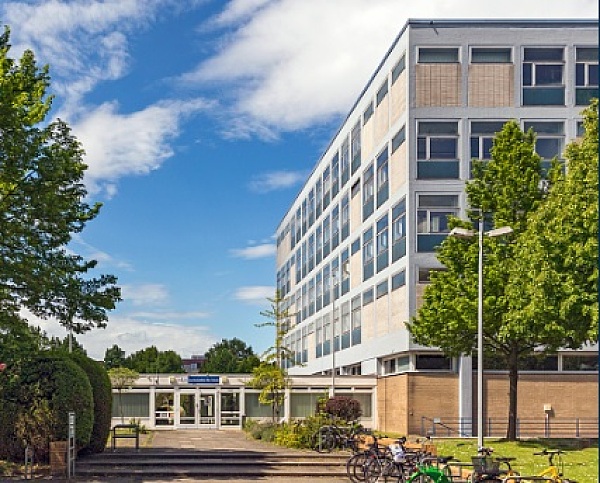 Foto des Landesinstituts für Schule, vom Haupteingang aus aufgenommen